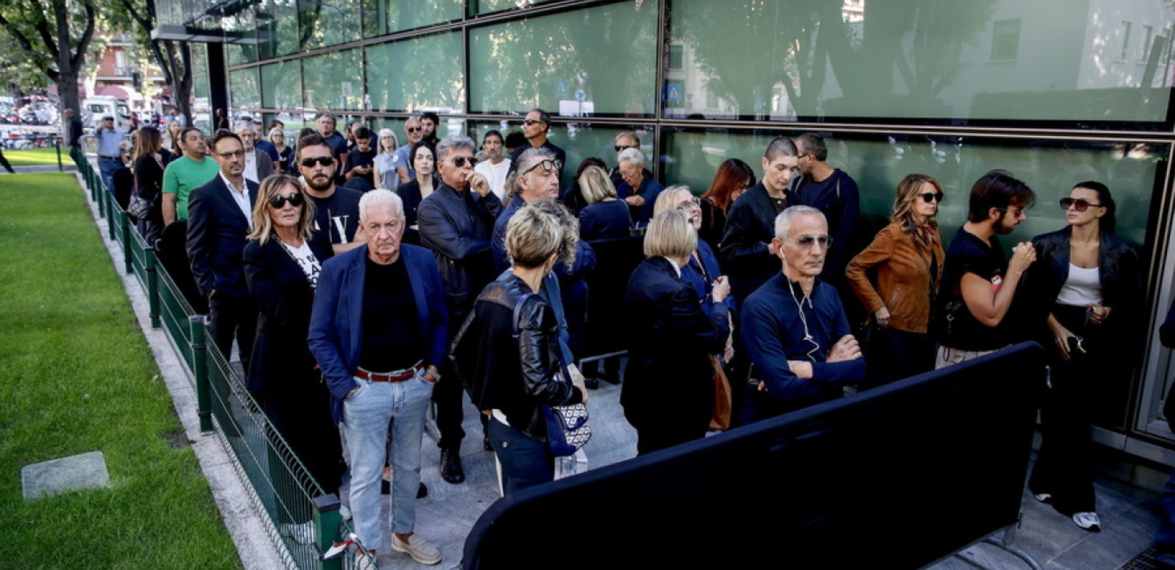 Ιταλία: Άνοιξε τις πύλες του το Armani Teatro όπου εκτίθεται σε λαϊκό προσκύνημα η σορός του Τζόρτζιο Αρμάνι (βίντεο)