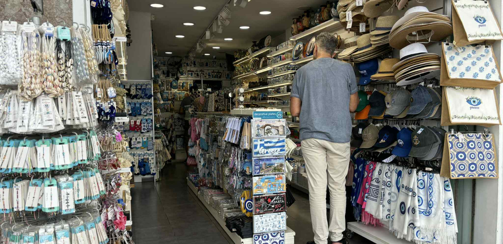 Θεσσαλονίκη: Οι τουρίστες αγοράζουν σουβενίρ… με μέτρο - Best seller το μαγνητάκι με τον Λευκό Πύργο (βίντεο)