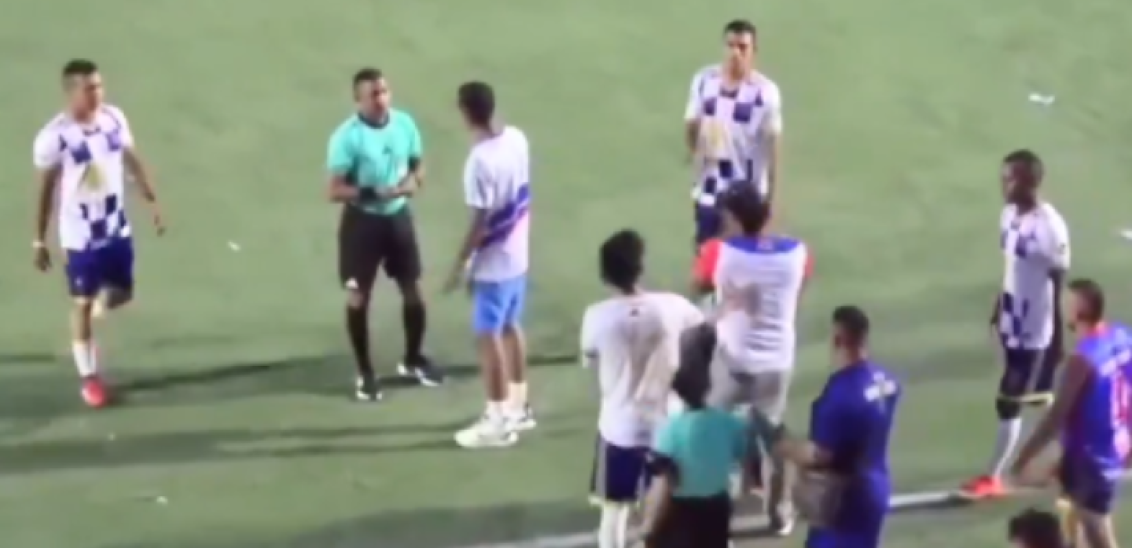 Κολομβία: Γυναίκα διαιτητής απέβαλε ποδοσφαιριστή και εκείνος τη χαστούκισε (βίντεο)