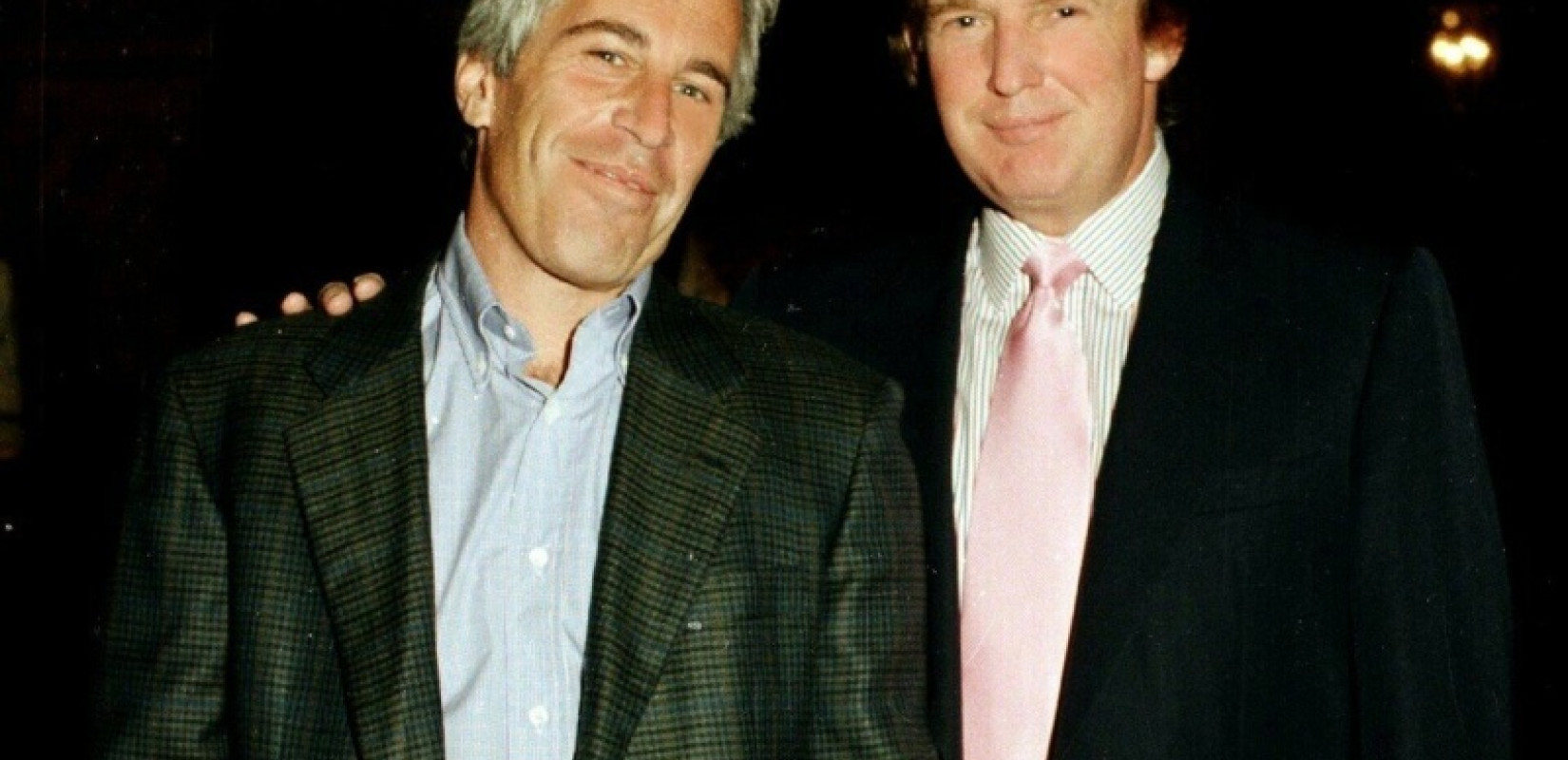 Υπόθεση Έπσταϊν: Στη δημοσιότητα 33.000 εγγραφα με αποκαλύψεις και αναπάντητα ερωτήματα