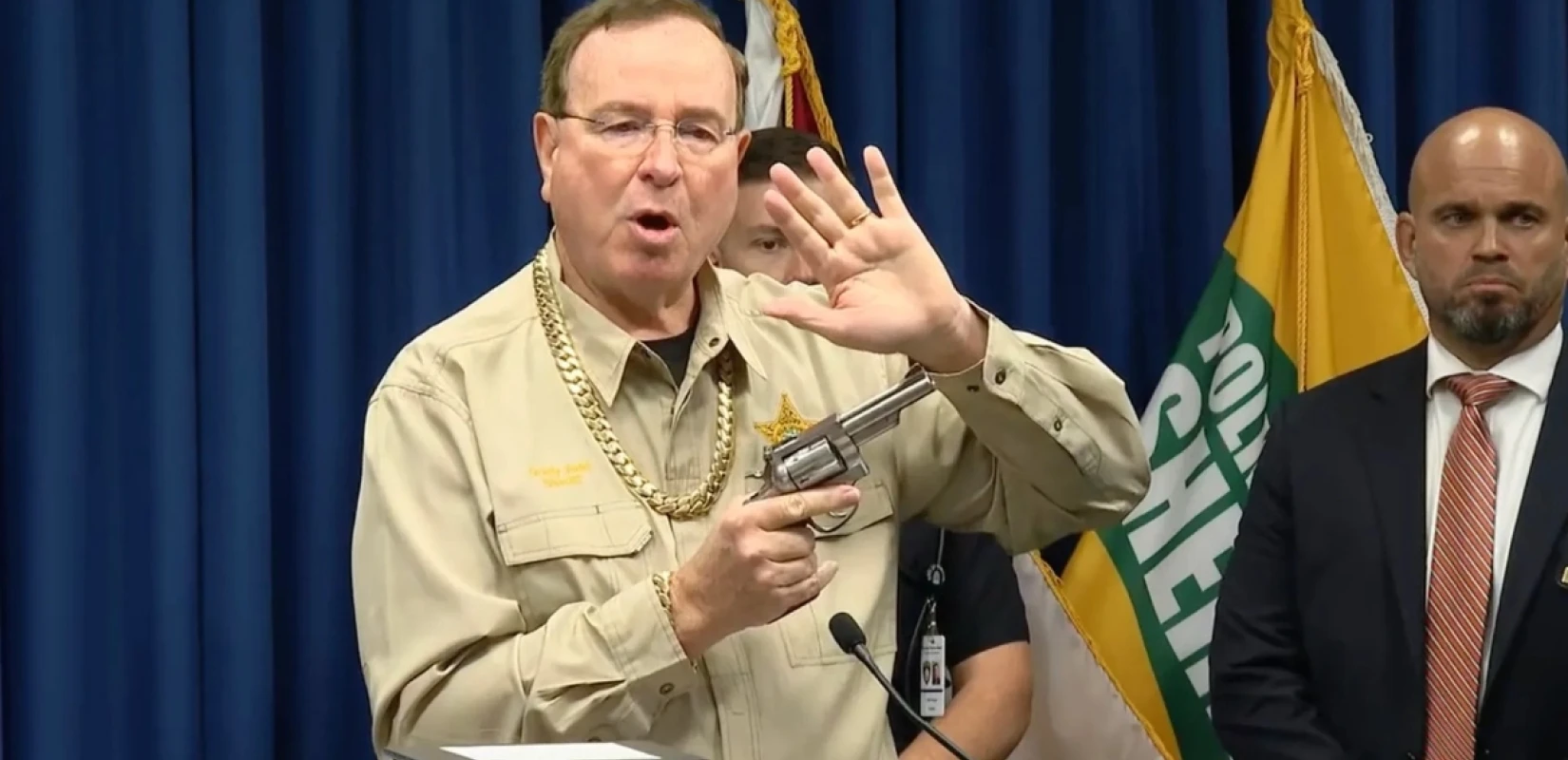 ΗΠΑ: Σερίφης φόρεσε χρυσή αλυσίδα 50.000 δολαρίων μετά τη σύλληψη βαρόνου ναρκωτικών - Δείτε βίντεο