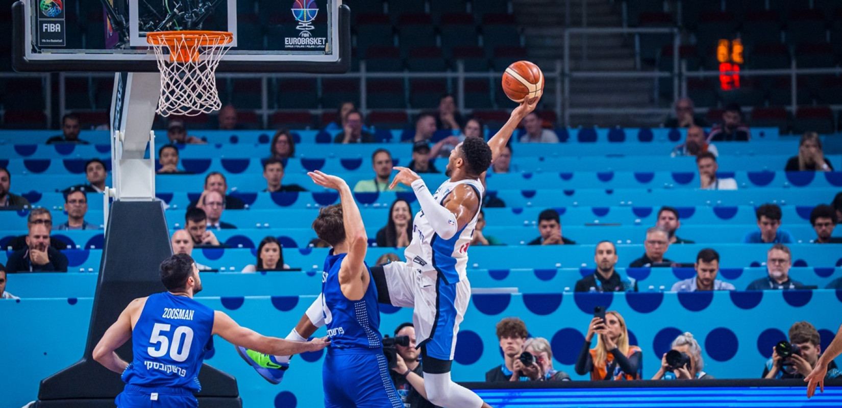 Ευρωμπάσκετ: Ο «σεληνιασμένος» Γιάννης έβαλε τους Ισραηλινούς στα καλάθια και η Εθνική προκρίθηκε στους «8» (βίντεο) Ευρωμπάσκετ: Ο «σεληνιασμένος» Γιάννης έβαλε τους Ισραηλινούς στα καλάθια και η Εθνική προκρίθηκε στους «8» (βίντεο)