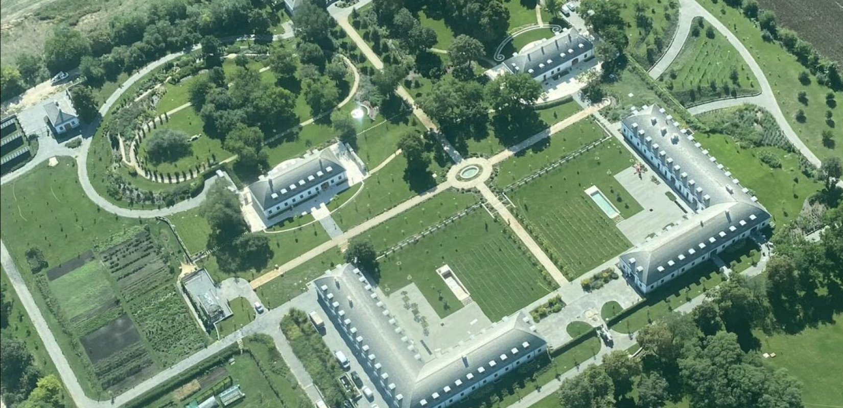 Ουγγαρία: Viral το βίντεο με ένα «παλάτι» της οικογένειας Όρμπαν