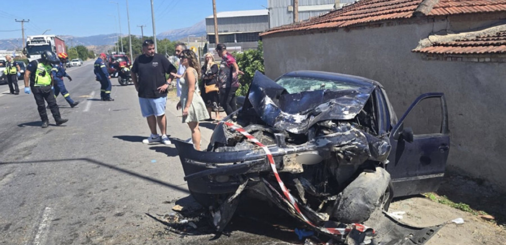 Λάρισα: Σοβαρό τροχαίο μετά από σύγκρουση αυτοκινήτων – Μέλη μιας οικογένειας οι τραυματίες (βίντεο)