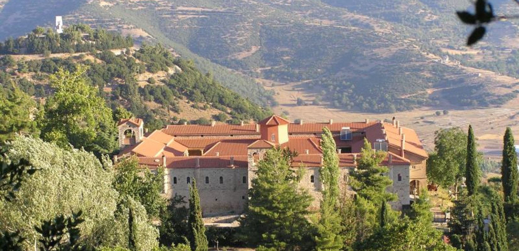 Καλάβρυτα: Ηγούμενος ετοιμαζόταν να πουλήσει Ευαγγέλιο του 1700 και 17 βυζαντινές εικόνες - Συνελήφθη επ’ αυτοφώρω