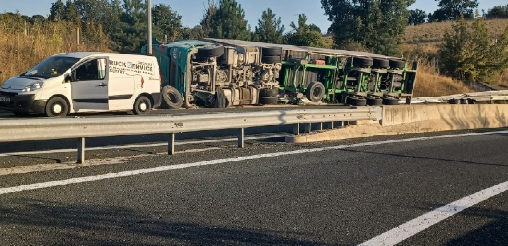 Ανατροπή νταλίκας στον κάθετο άξονα της Εγνατίας οδού στην Σιάτιστα