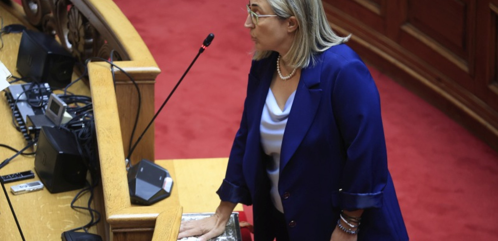 Βουλή: Ενός λεπτού σιγή για τον Απόστολο Βεσυρόπουλο – Ορκίστηκε η Στεργιανή Αραμπατζή – Ευχές για ανάρρωση στον Θ. Παφίλη