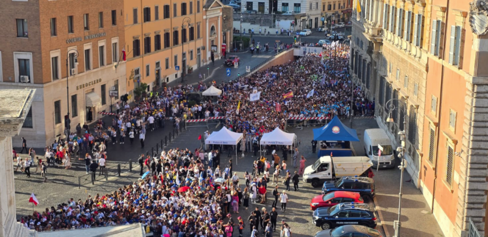 Βατικανό: Πλήθoς κόσμου για την αγιοποίηση του «influencer του Θεού» (βίντεο)