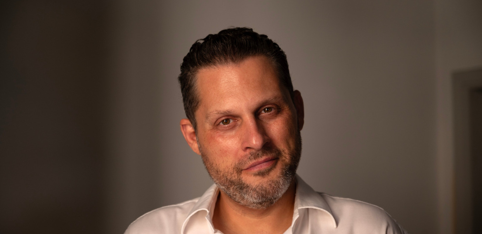 Ο Μπάμπης Βελισσάριος στη «ΜτΚ»: «Το πιο δύσκολο είναι να βρεις τρόπο να φτάσει η μουσική στους λίγους και ρομαντικούς»