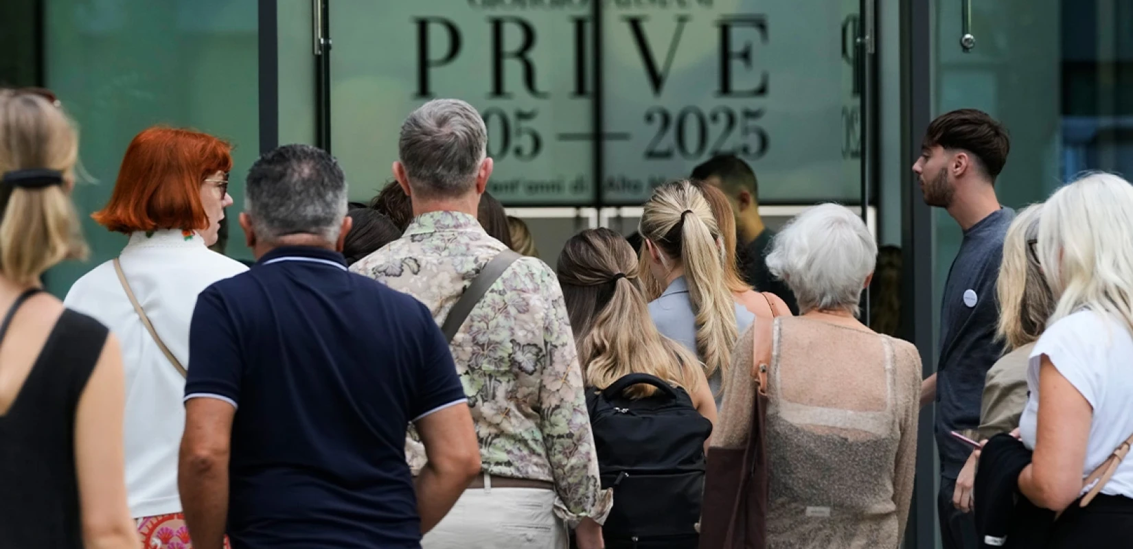 Κόσμος συγκεντρώνονται έξω από τα κεντρικά του Αρμάνι στο Μιλάνο για να αποτίσει φόρο τιμής πριν την κηδεία του