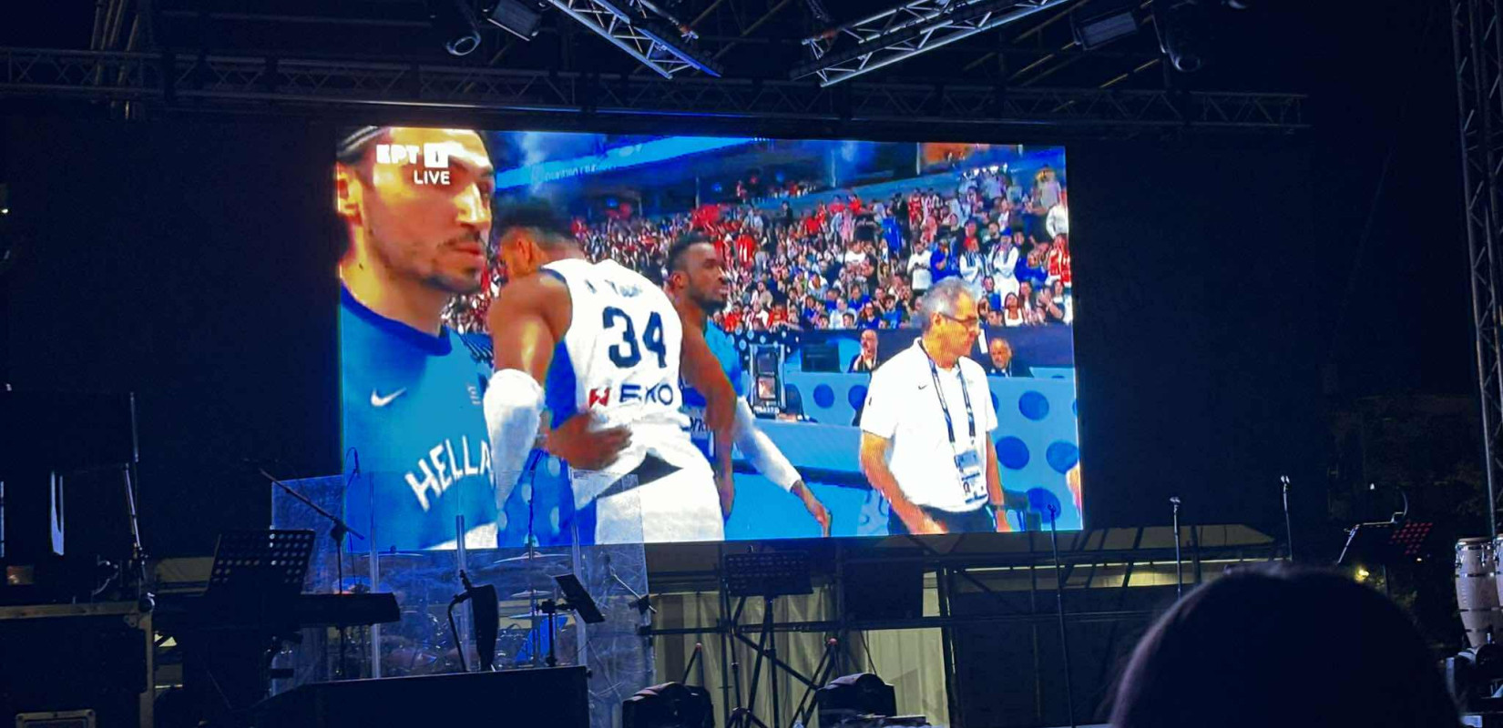 Όλη η ΔΕΘ βλέπει Εθνική σε γιγαντοοθόνη - Χιλιάδες άνθρωποι στον παλμό του Ευρωμπάσκετ (βίντεο)