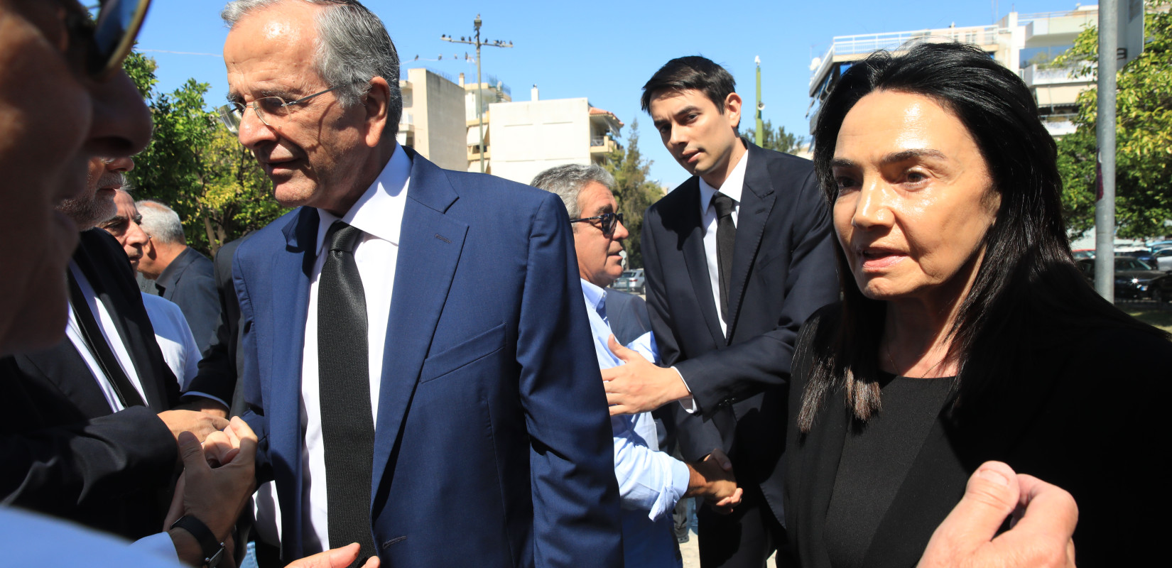 Μνημόσυνο για τη Λένα Σαμαρά - Πλήθος κόσμου στο Α’ Νεκροταφείο