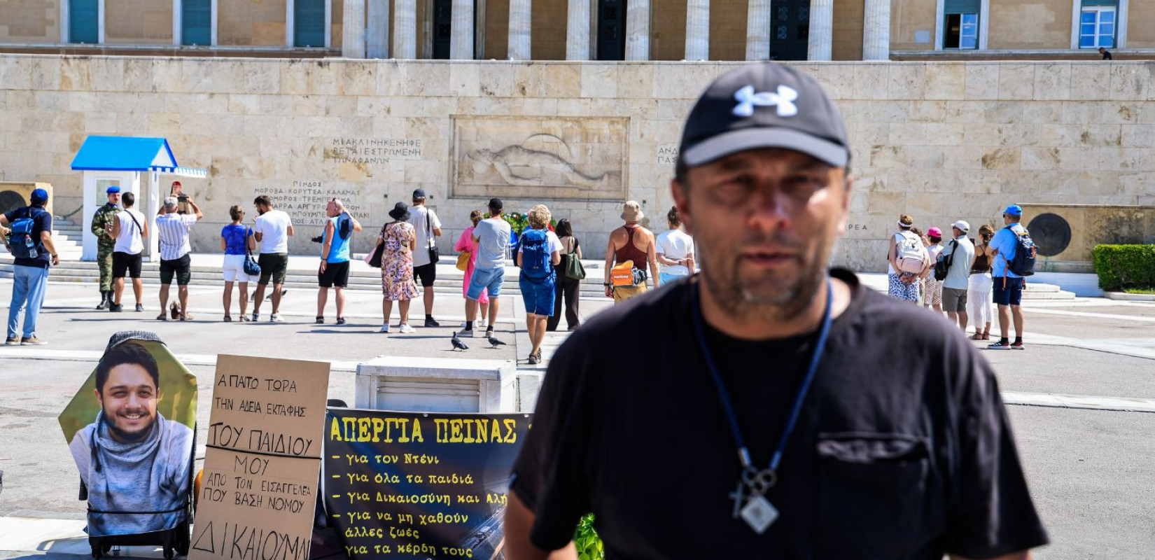 Τέμπη: Απεργία πείνας κάνει πολίτης στο πλευρό του Πάνου Ρούτσι έξω από την Βουλή