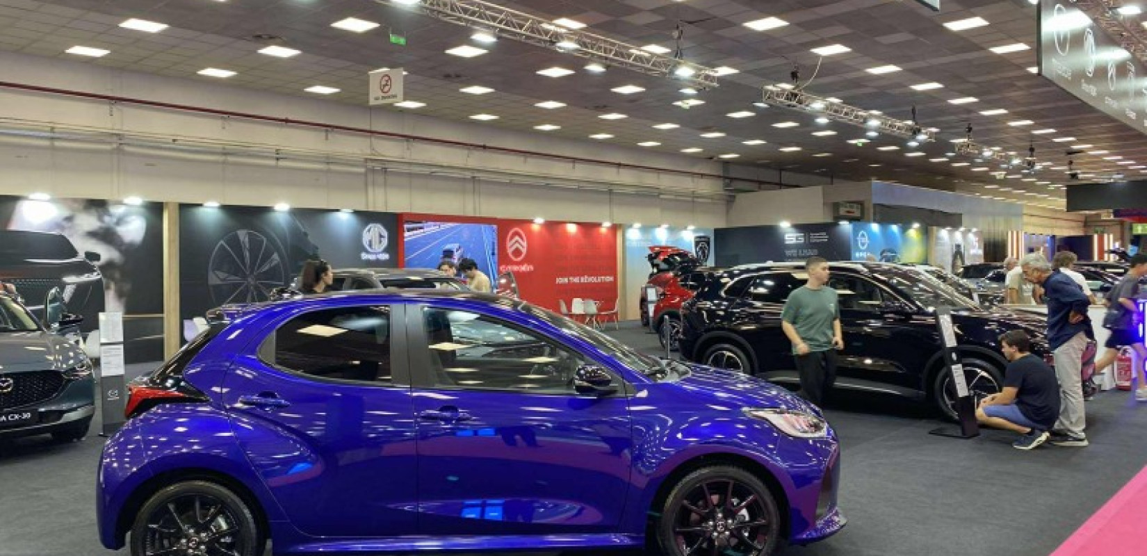 89η ΔΕΘ: Δεκάδες νέα και γυαλιστερά αυτοκίνητα εντυπωσιάζουν τους επισκέπτες