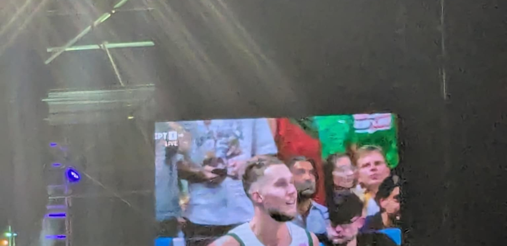 Θεσσαλονίκη: Ο Αργυρός διέκοψε τη συναυλία του για να βάλει Εθνική - Δείτε βίντεο Θεσσαλονίκη: Ο Αργυρός διέκοψε τη συναυλία του για να βάλει Εθνική - Δείτε βίντεο