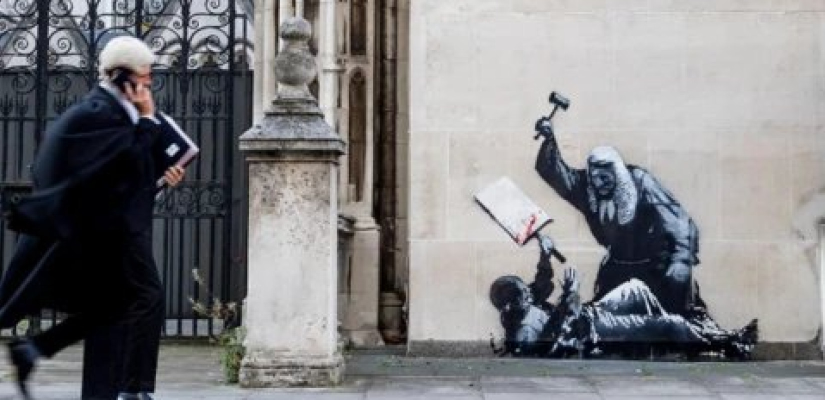 Βρετανία: Νέο έργο του Banksy στα Δικαστήρια του Λονδίνου - Διαμάχη στη Βουλή για συλλήψεις σε διαδήλωση