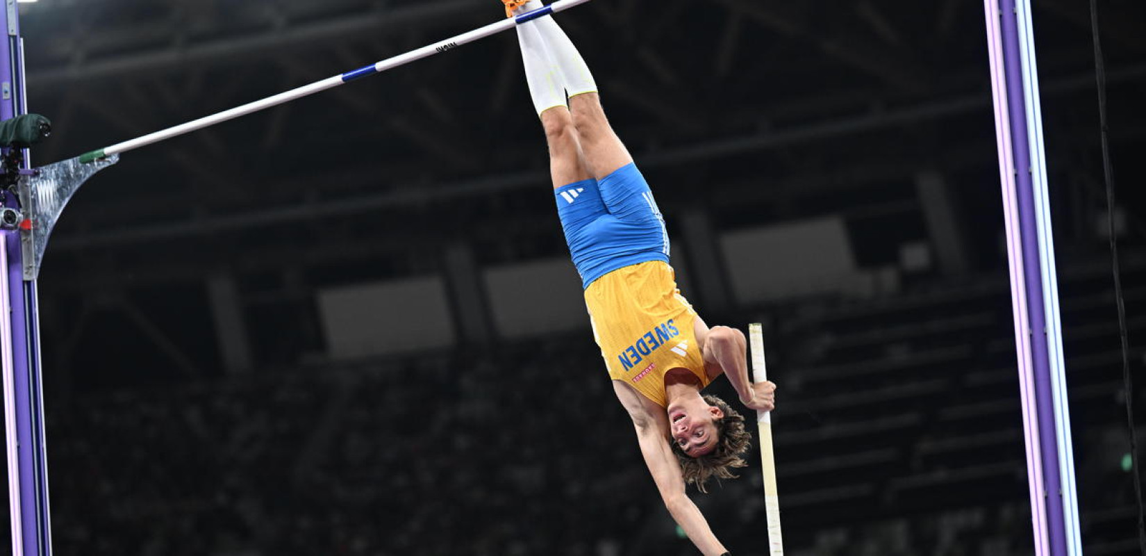 Δεν έχει ταβάνι: Ο Ντουπλάντις πέταξε στα 6.30μ. πετυχαίνοντας νέο παγκόσμιο ρεκόρ (βίντεο) Δεν έχει ταβάνι: Ο Ντουπλάντις πέταξε στα 6.30μ. πετυχαίνοντας νέο παγκόσμιο ρεκόρ (βίντεο)