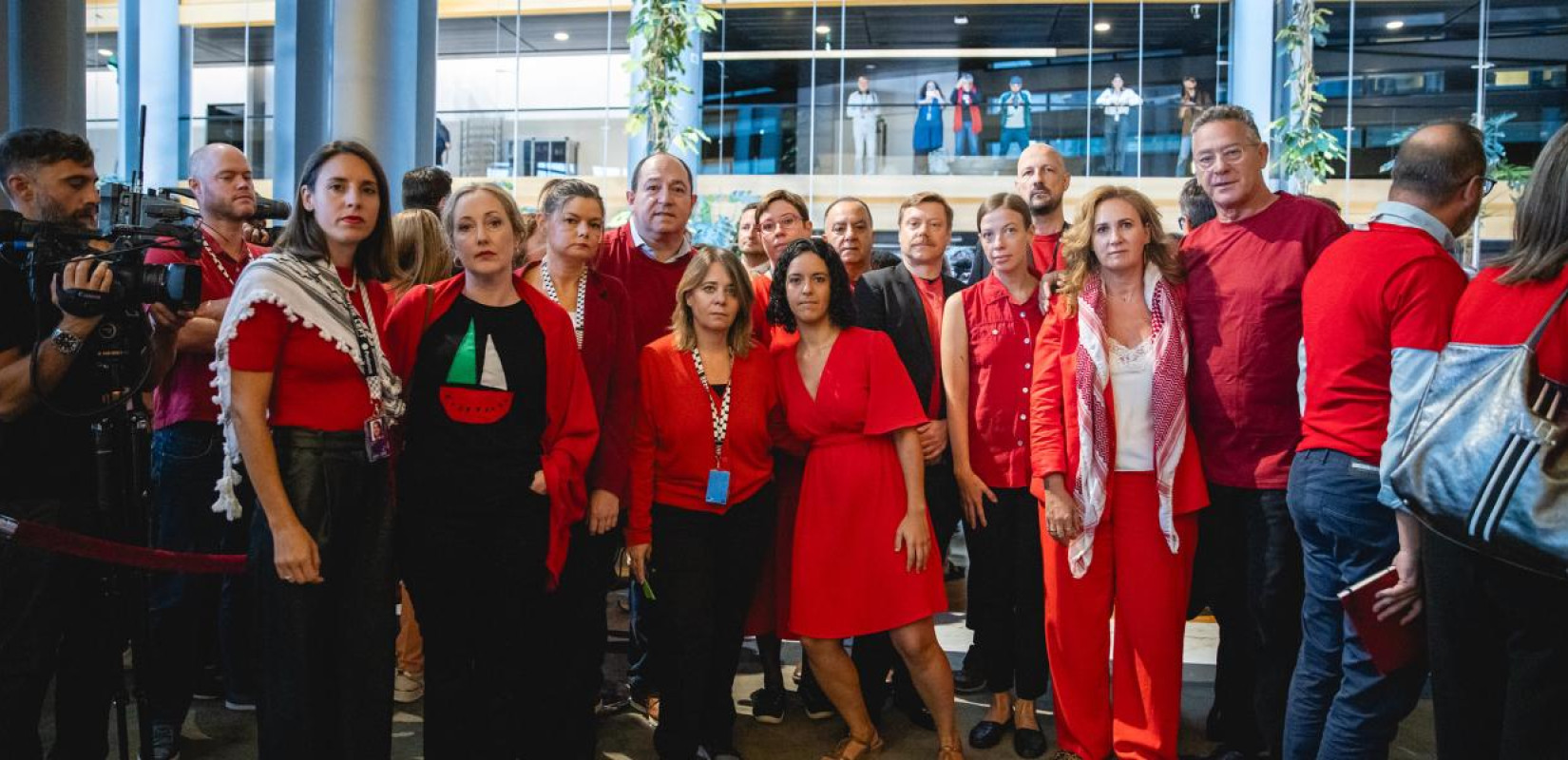 Στρασβούργο: Διαμαρτυρία Ευρωβουλευτών στο Ευρωπαϊκό Κοινοβούλιο για τη γενοκτονία στη Γάζα - Φόρεσαν κόκκινα