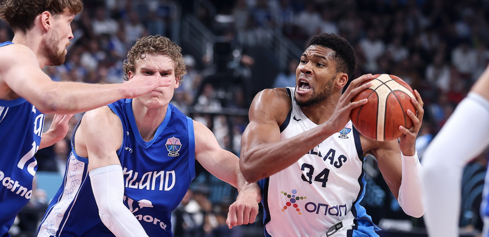 Ευρωμπάσκετ: Με εντυπωσιακή εμφάνιση του Γιάννη, η Ελλάδα προηγείται στο πρώτο ημίχρονο (βίντεο)