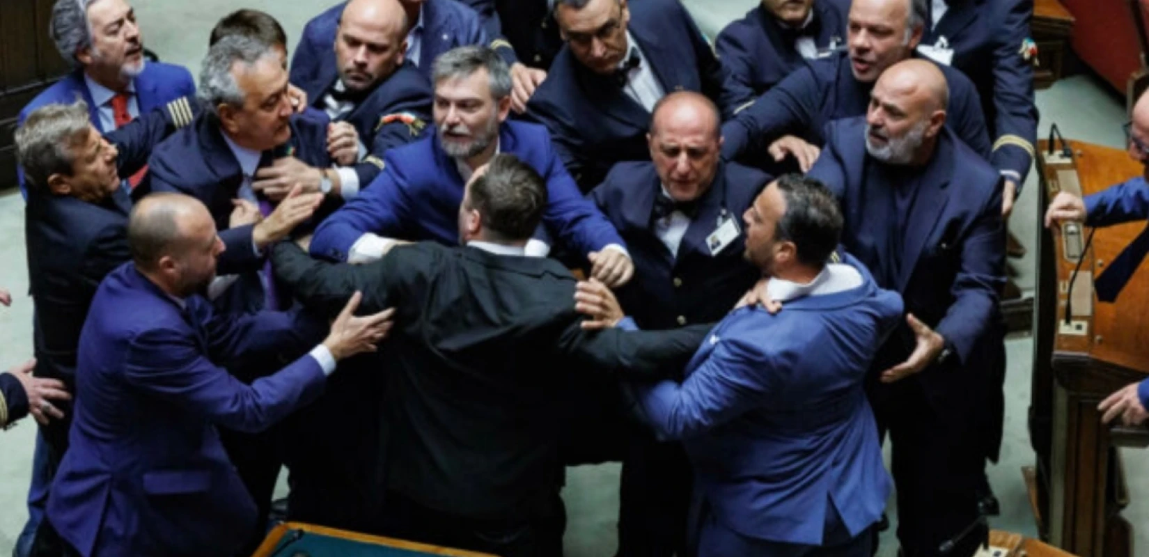 Ιταλία: Βουλευτές στην πιάστηκαν στα χέρια μετά από ψηφοφορία για συνταγματική μεταρρύθμιση (βίντεο)