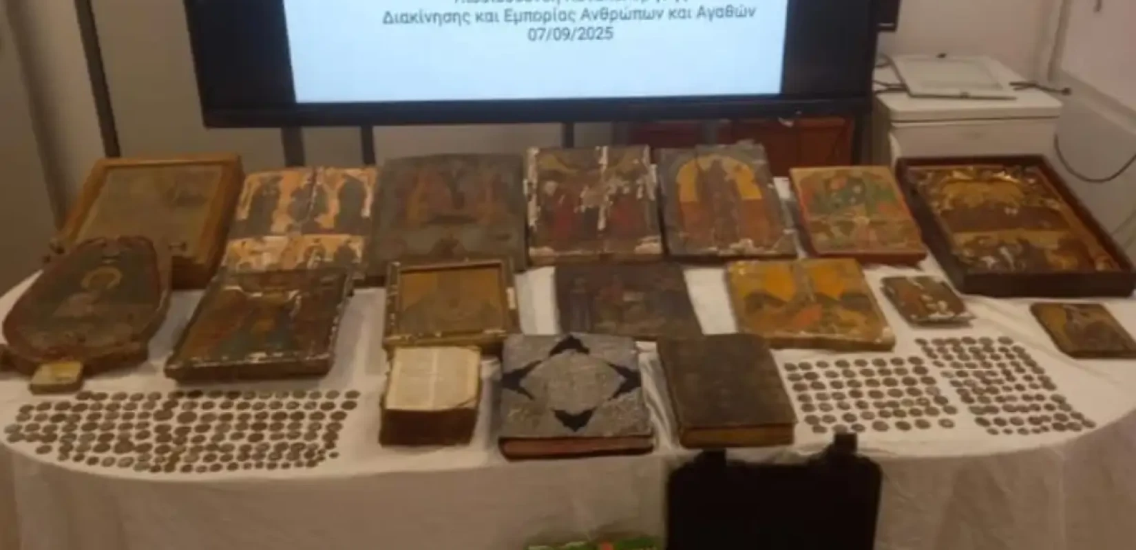 Καλάβρυτα: O τρόπος δράσης της εγκληματικής οργάνωσης που πουλούσε θρησκευτικές εικόνες και αρχαία