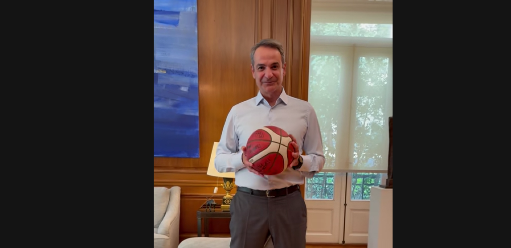 Η πορτοκαλί μπάλα, ο Μητσοτάκης, το μήνυμα του Παπανικολάου και το βιβλίο της Ντόρας. Γράφει ο Μποξέρ*