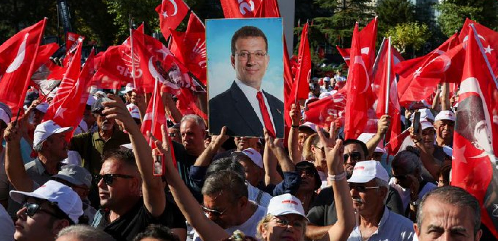 Τουρκία: Αναβλήθηκε η δίκη του CHP που θα κρίνει την παραμονή του Οζγκιούρ Οζέλ στην ηγεσία του