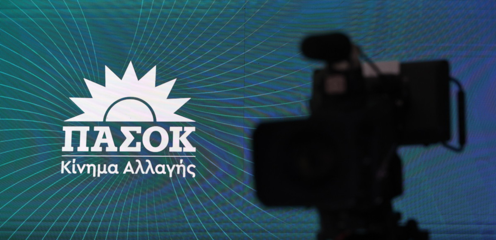 Εν αναμονή της έναρξης της προσυνεδριακής διαδικασίας το ΠΑΣΟΚ- Ο Τσίπρας στα βιβλιοπωλεία, ο Ανδρουλάκης στη βάση