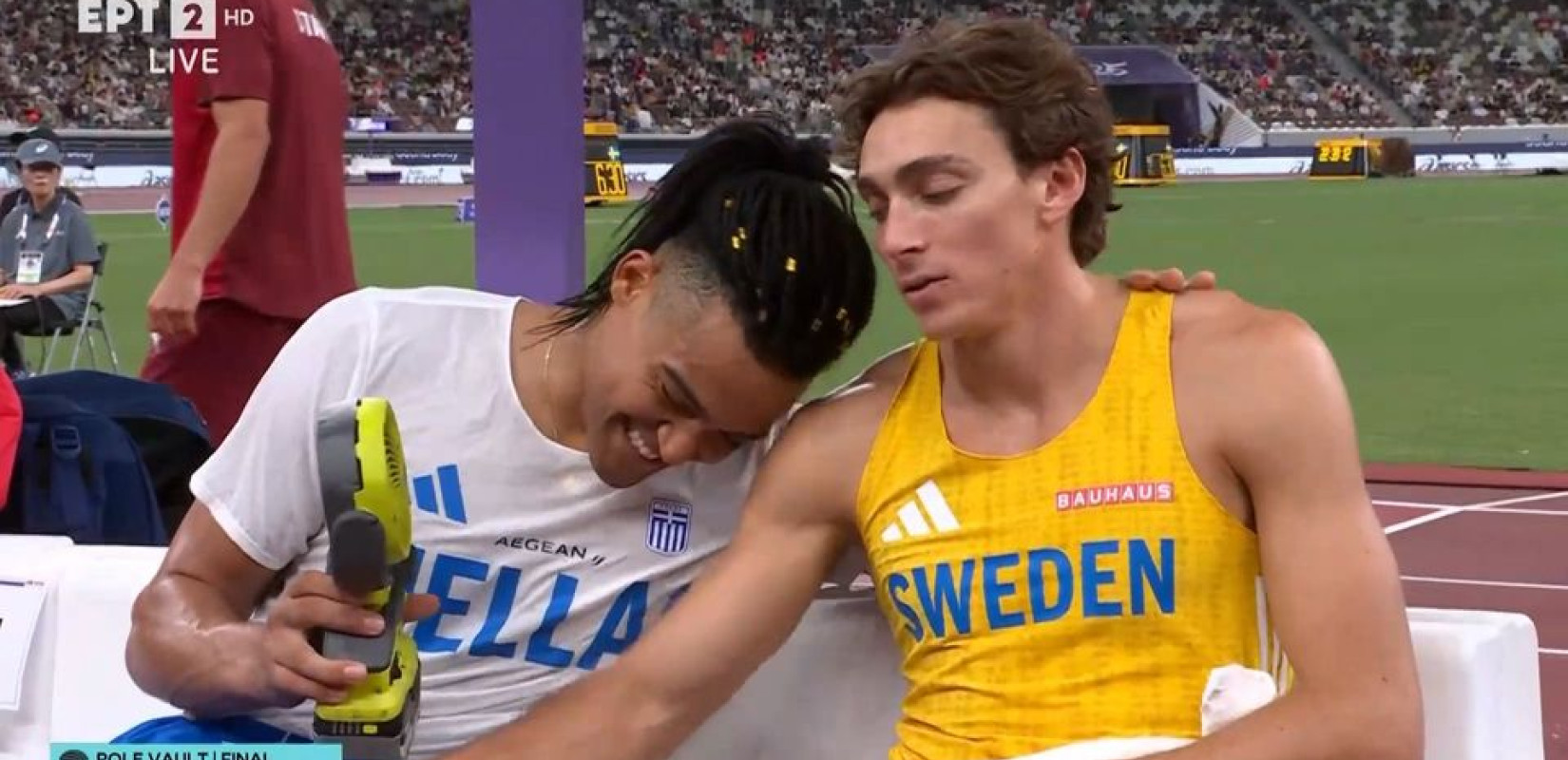 Επικό σκηνικό στο Τόκιο: Ο Καραλής δρόσισε με ανεμιστηράκι τον Ντουπλάντις πριν από το άλμα του (βίντεο)