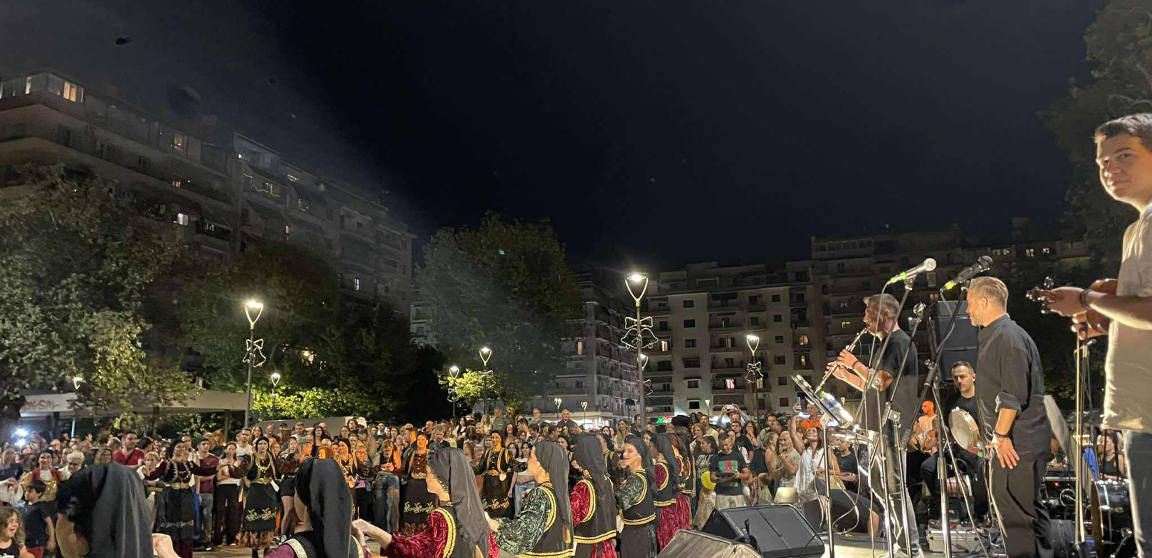 Θεσσαλονίκη: Ζωντάνεψε η Πλατεία Ναυαρίνου με το πρώτο Θεσσαλικό γλέντι (βίντεο)