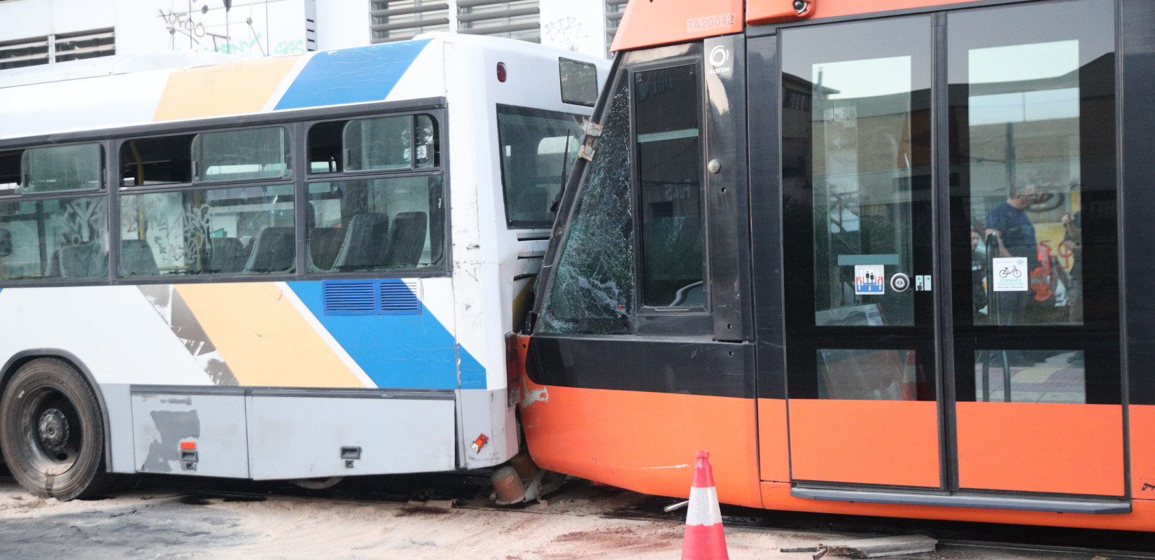 Σύγκρουση λεωφορείου με Τραμ στον Πειραιά -  30 ελαφρά τραυματίες