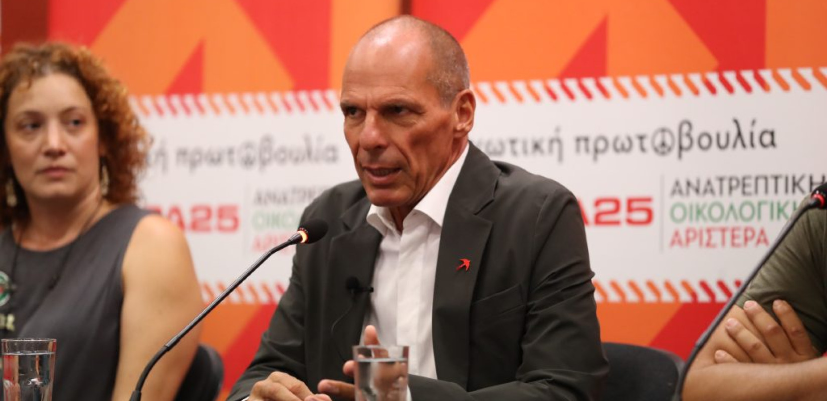 «Δεν θα διαβάσω το βιβλίο, λέω να περιμένω την ταινία»: Ο Βαρουφάκης απαντά στον Τσίπρα (βίντεο)