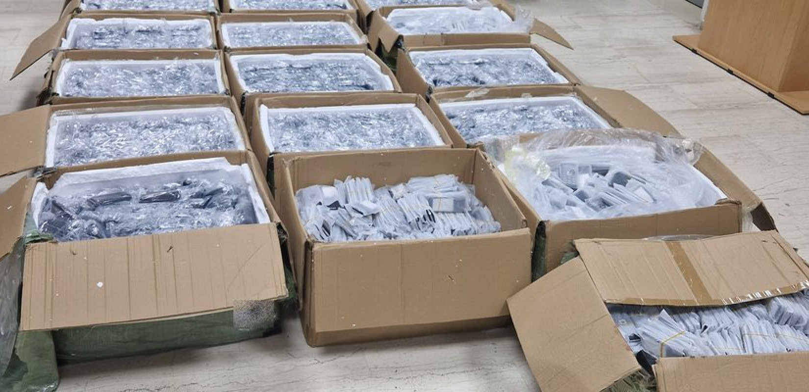 Xίος: Σύλληψη αλλοδαπών για λαθρεμπόριο κινητών τηλεφώνων - Κατασχέθηκαν 12.500 τηλέφωνα