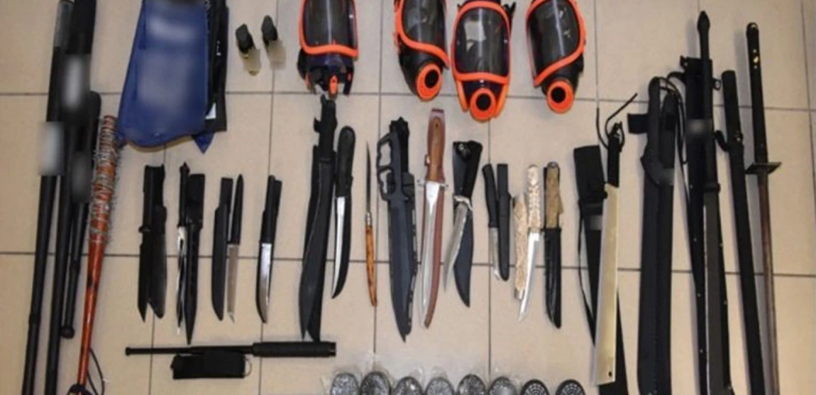 Βόλος: Xειροπέδες σε 58χρονο που έκρυβε ολόκληρο οπλοστάσιο στο σπίτι του