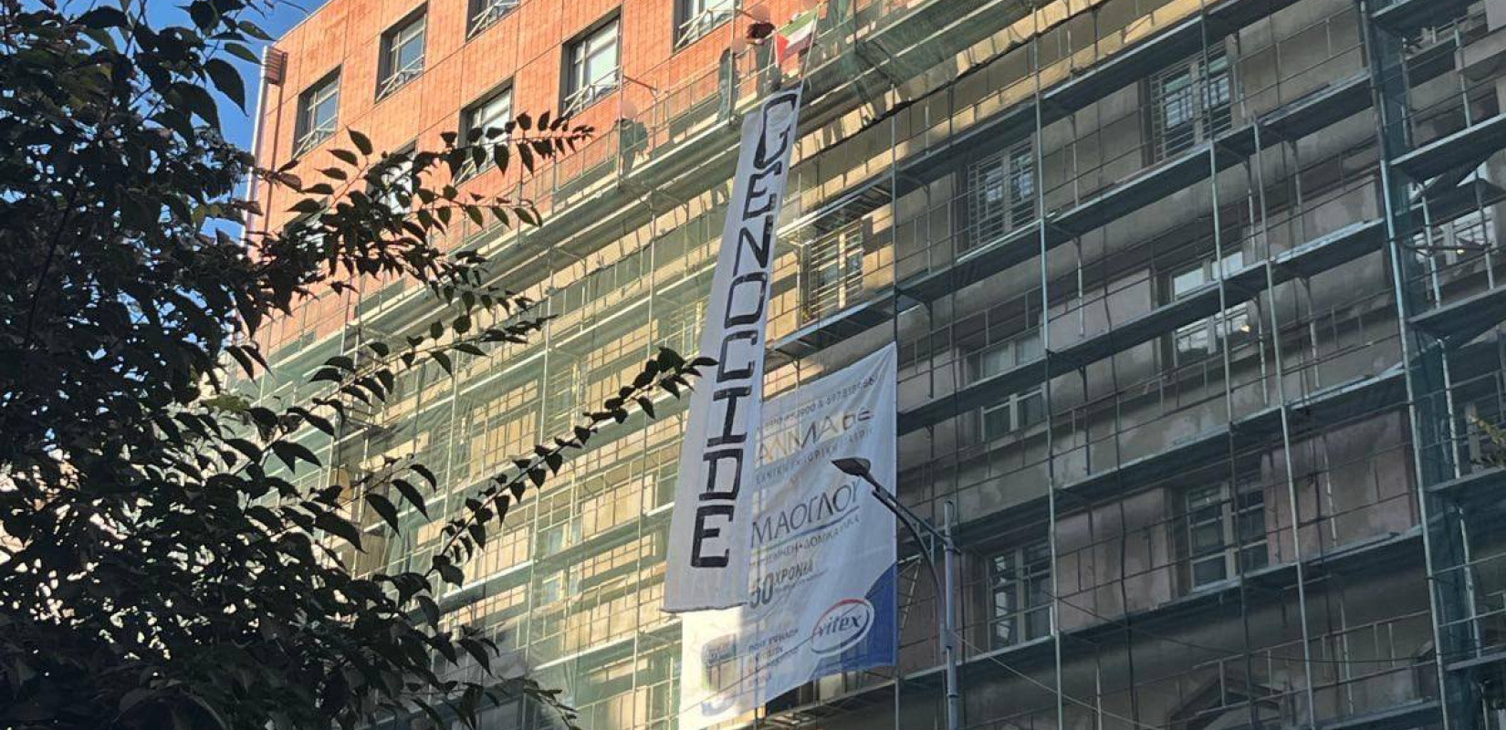 Θεσσαλονίκη: Ο Ρουβίκωνας ανέβασε πανό για την Παλαιστίνη στο προξενείο των ΗΠΑ - Συλλήψεις από την ΕΛΑΣ