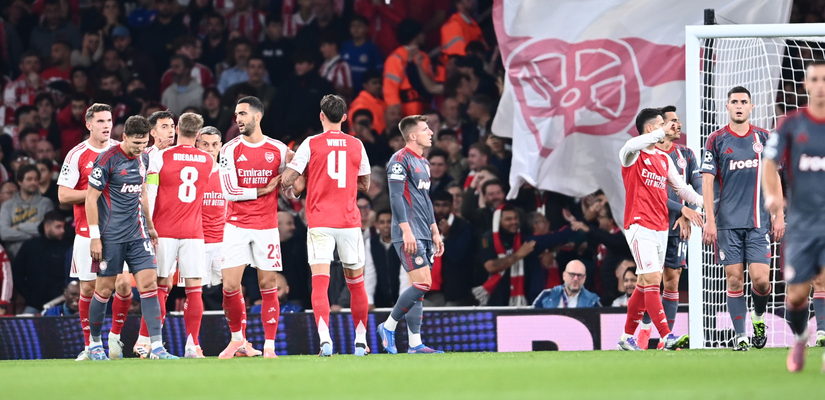Champions League: Ο Ολυμπιακός έδωσε τη μάχη του στο Λονδίνο, αλλά έχασε με 2-0 από την Άρσεναλ (βίντεο)
