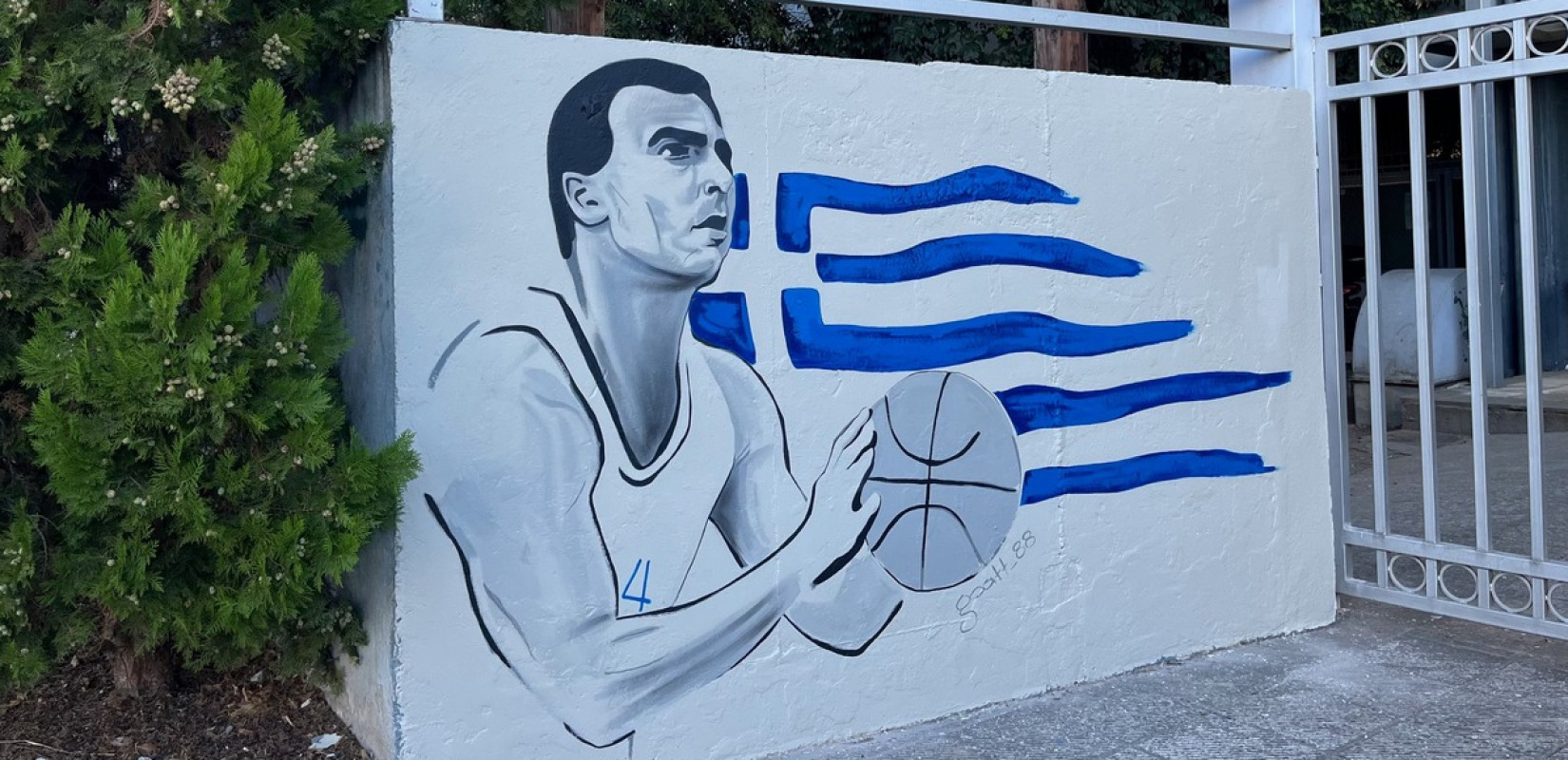 Ένα έντυπωσιακό γκράφιτι του Νίκου Γκάλη κοσμεί την είσοδο του Πανεπιστημιακού Γυμναστηρίου του ΑΠΘ