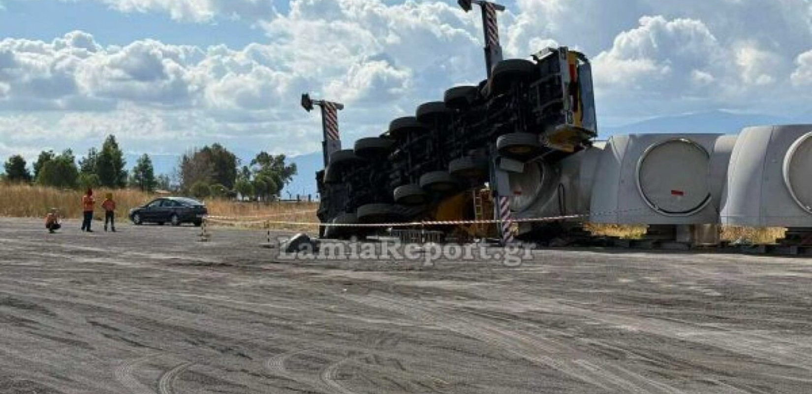 Ανετράπη γερανός που μετέφερε ανεμογεννήτριες στο λιμάνι της Στυλίδας, δείτε φωτογραφίες και βίντεο