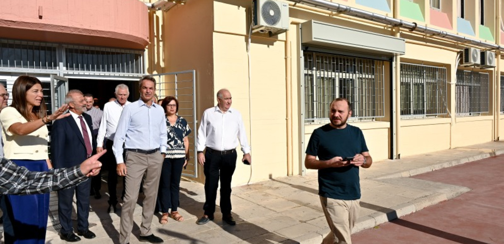Ο Κυριάκος Μητσοτάκης στα εγκαίνια ενός από τα 22 Ωνάσεια σχολεία στο Περιστέρι