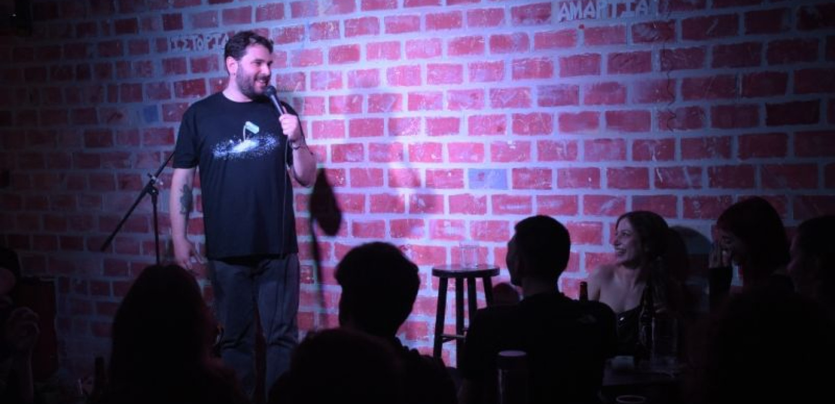 Πάρις Ρούπος: Η Pizza Fan απέλυσε τον κωμικό μετά από σχόλιο για την ελληνική σημαία – «Θα κινηθώ νομικά κατά του Μπογδάνου» (βίντεο)