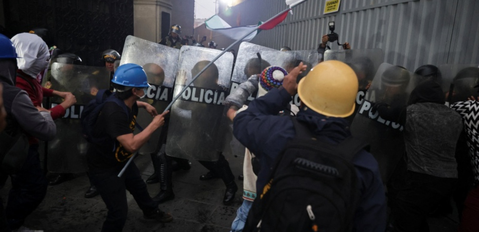 Περού: Συγκρούσεις αστυνομίας με διαδηλωτές στη Λίμα – Τουλάχιστον 18 τραυματίες (βίντεο)