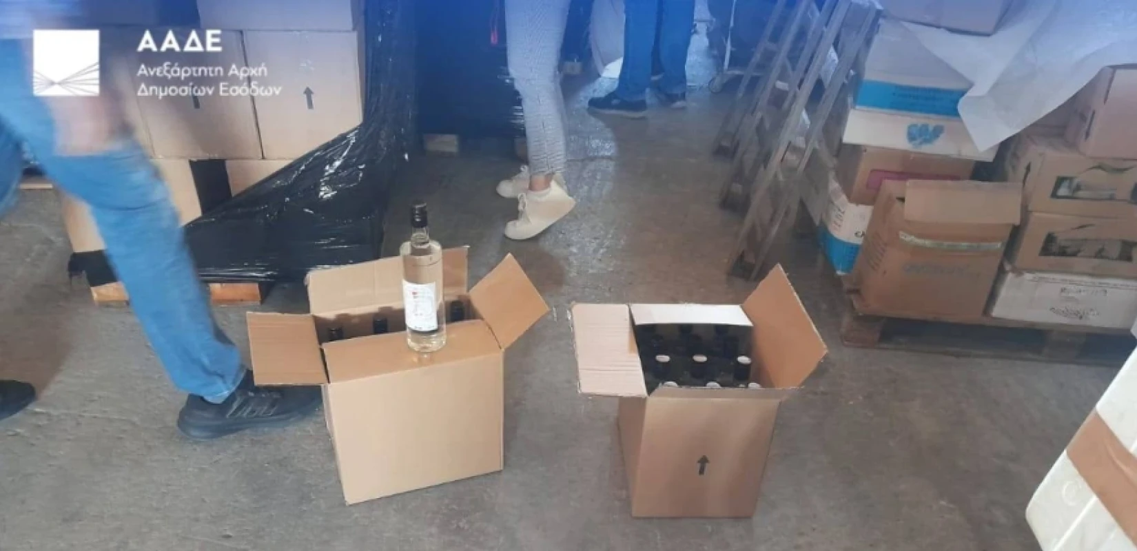 Nέα «χτυπήματα» της ΑΑΔΕ: Αποκαλύφθηκαν τεράστιες ποσότητες λαθραίων ποτών και παράνομων αποστακτικών μηχανών (βίντεο)