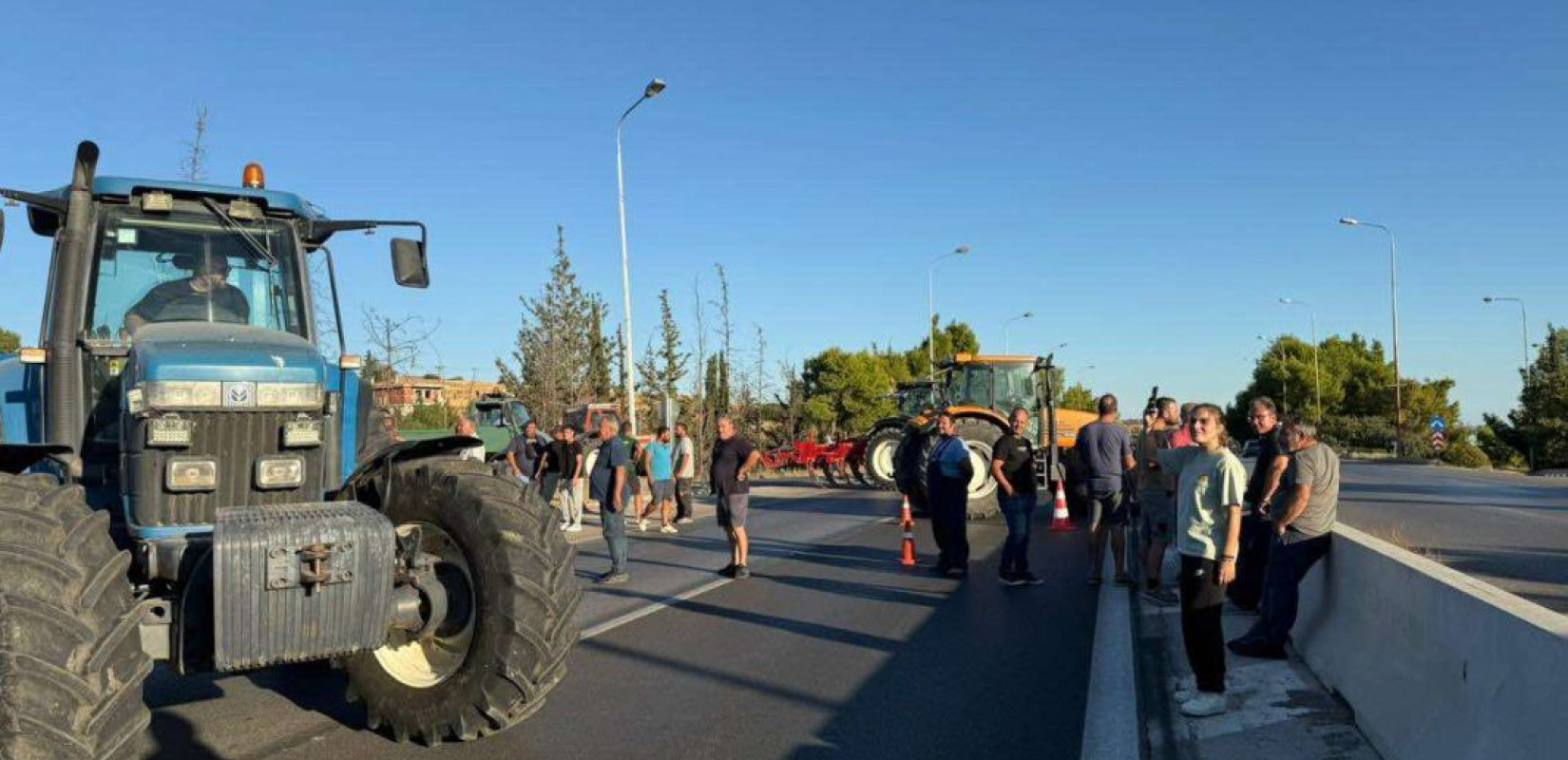 Συμβολικό μπλόκο αγροτών στη Θεσσαλονίκης Μουδανιών - Άνοιξε ο δρόμος