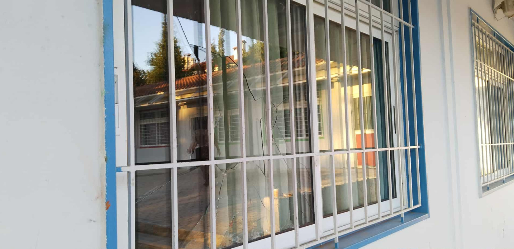 Θεσσαλονίκη: Βανδαλισμοί στο 3ο Δημοτικό Πεύκων - Εξωσχολικοί έσπασαν τζάμια και προκάλεσαν φθορές σε αίθουσες
