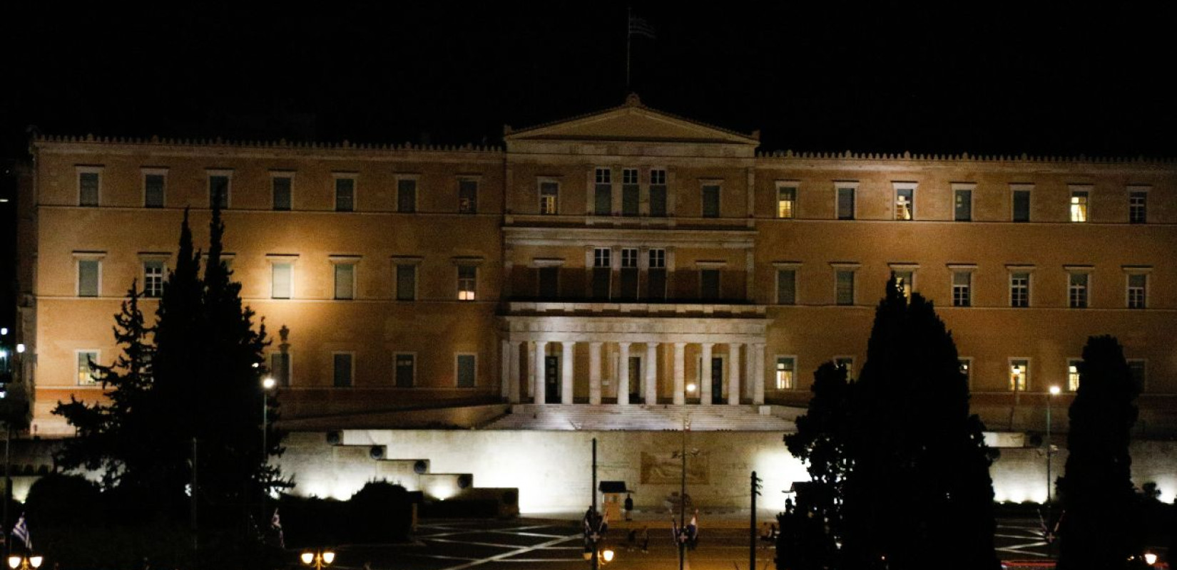 Η Βουλή τιμά τη Διεθνή Ημέρα Νοηματικών Γλωσσών - Φωταγωγήθηκε το Κοινοβούλιο
