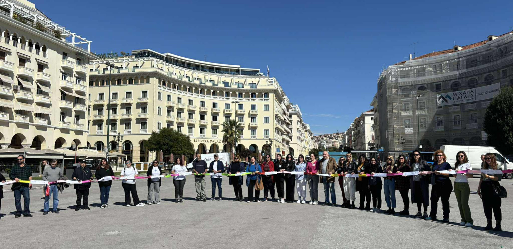Θεσσαλονίκη: Μια μεγάλη χάρτινη αλυσίδα με μηνύματα ελπίδας για την ψυχική υγεία (βίντεο)