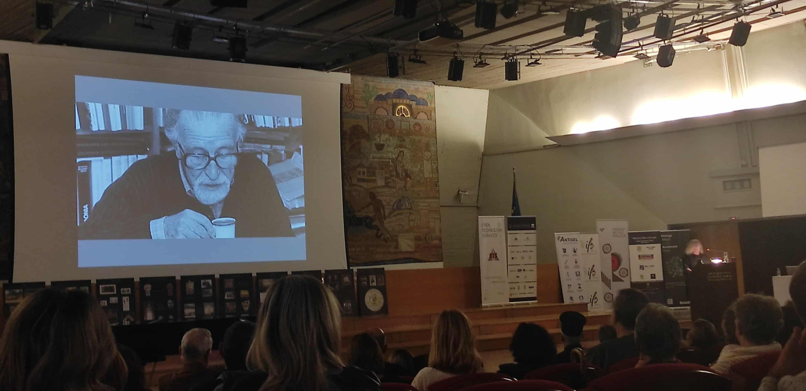 Καφές στις 10:15, απογευματινό τάβλι, βραδινές συζητήσεις - Οι «ιεροτελεστείες» του Μανόλη Ανδρόνικου στην ανασκαφή της Βεργίνας