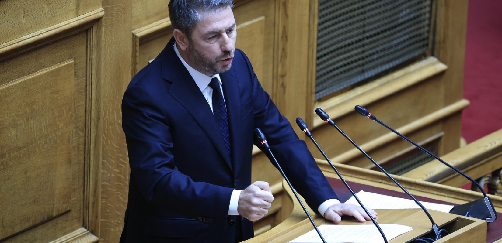 Σφοδρή επίθεση Ανδρουλάκη στον πρωθυπουργό: «Όταν δεν είσαι στο τραπέζι, κύριε Μητσοτάκη, συνήθως είσαι το μενού»