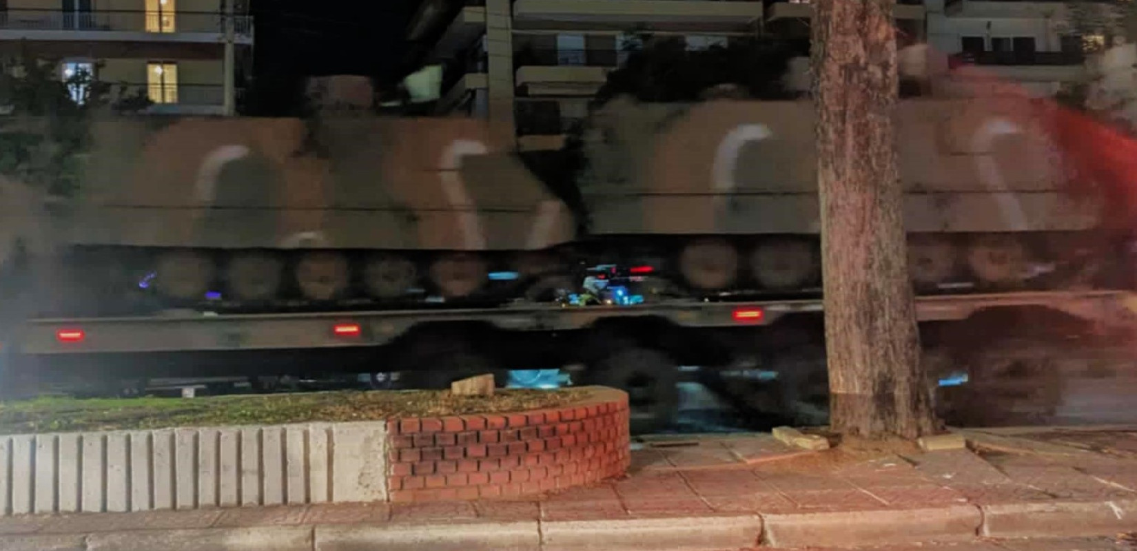 Θεσσαλονίκη: Ξεκίνησαν οι ετοιμασίες για την παρέλαση - Άρματα μάχης σε κεντρικούς δρόμους (βίντεο)