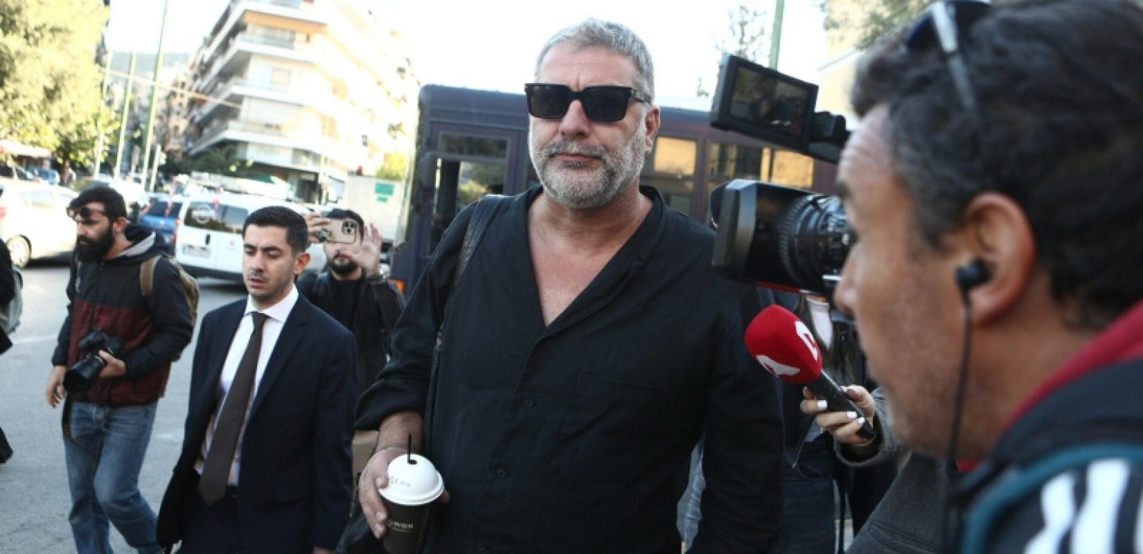 Στα δικαστήρια της Ευελπίδων ο Β. Μπισμπίκης μετά το τροχαίο στη Φιλοθέη (βίντεο)